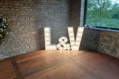 Svetelne-inicialy-LV